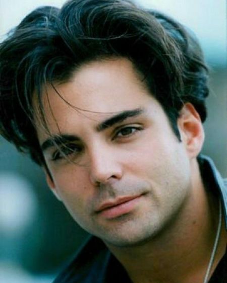 A younger version of Richard Grieco.